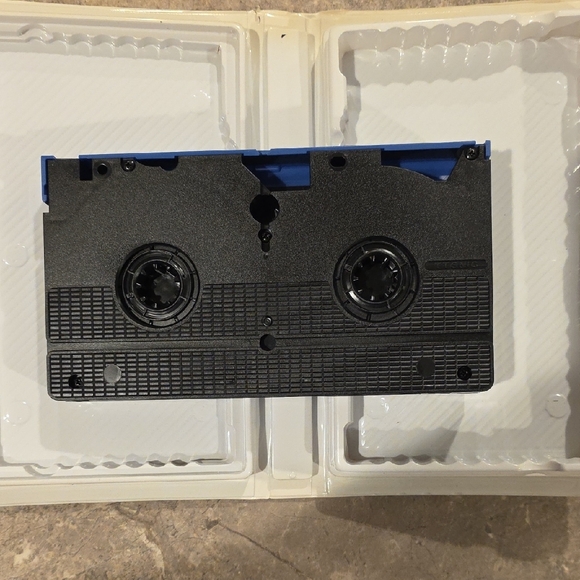 (J64) Finding Nemo VHS Tape - Blue and White - Picture 6 of 6